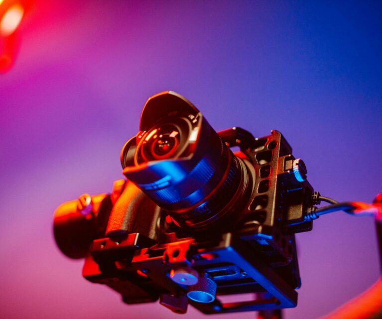 EXI PROD est l’offre spécialisée en communication institutionnelle, production audiovisuelle professionnelle et stratégies médiatiques d’impact.