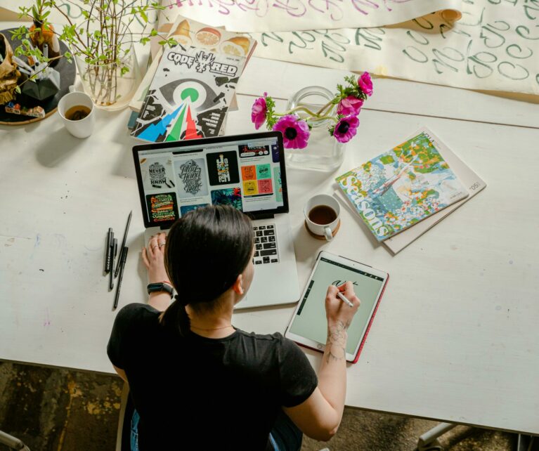 EXI SCHOOL est la branche dédiée à la formation professionnelle et à la transformation numérique du secteur éducatif au sein de Exigences Holding.