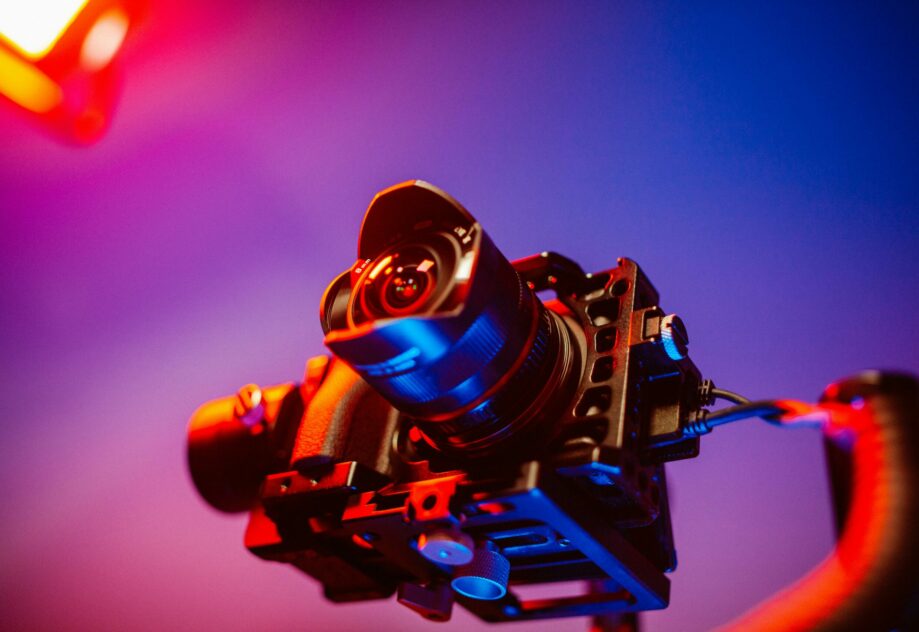 EXI PROD est l’offre spécialisée en communication institutionnelle, production audiovisuelle professionnelle et stratégies médiatiques d’impact.